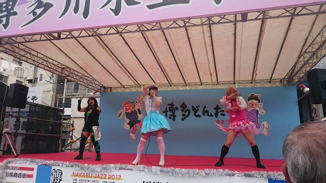 2017年5月4日(木・祝)に福岡市の明治通りなどで、福岡市民の祭り『博多どんたく港まつり』が開催されました。どんたく名物の博多川水上本舞台ではステージイベントも行われ、博多どんテクカーニバル(どんたくコスプレパレード)がそのステージでパフォーマンスを披露しました。