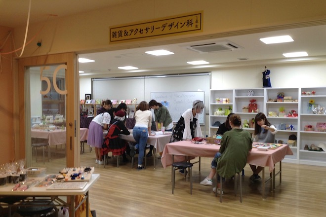 2017年10月7日(土)に福岡県のJR博多駅近くにある、学校法人九州呉学園 専門学校 日本デザイナー学院 九州校で「2017学園祭」が開催されました。その様子をお届けします。