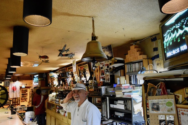 福岡県の歓楽街・中洲にひっそりと、しかし根強く続いている老舗のバーがあります。その名も軍歌の店「アンカー」。