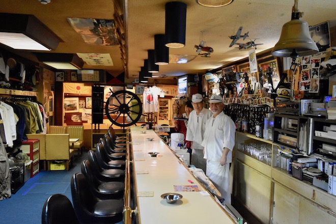 福岡県の歓楽街・中洲にひっそりと、しかし根強く続いている老舗のバーがあります。その名も軍歌の店「アンカー」。