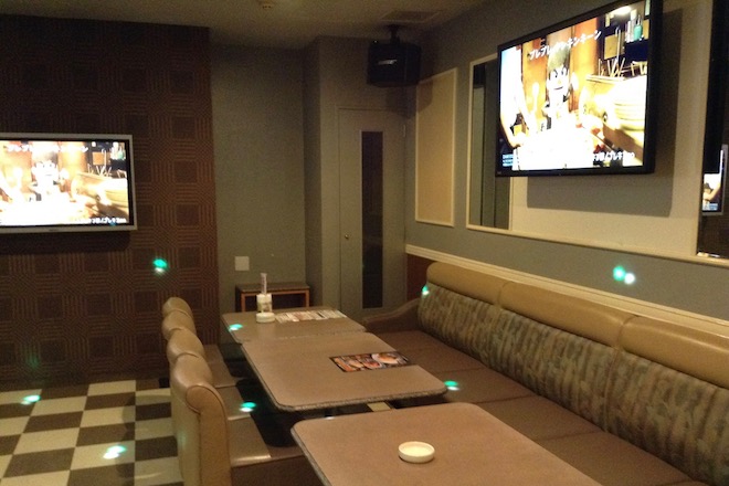 カラオケ店「シダックス福岡西中洲クラブ」はワンだふるルーム、シュミレーションゴルフルーム、キッズルームなどあります。