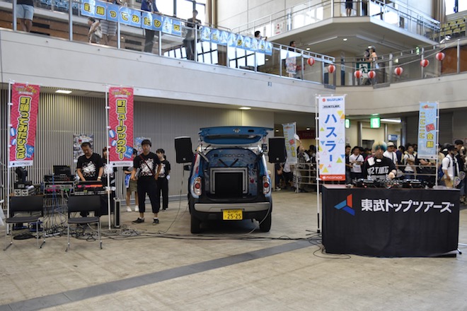2019年8月17日(土)に福岡国際センターで「ニコニコ町会議全国ツアー2019 in 福岡市 福岡サブカルまつり」が開催されました。町ミュージックカーの様子です。