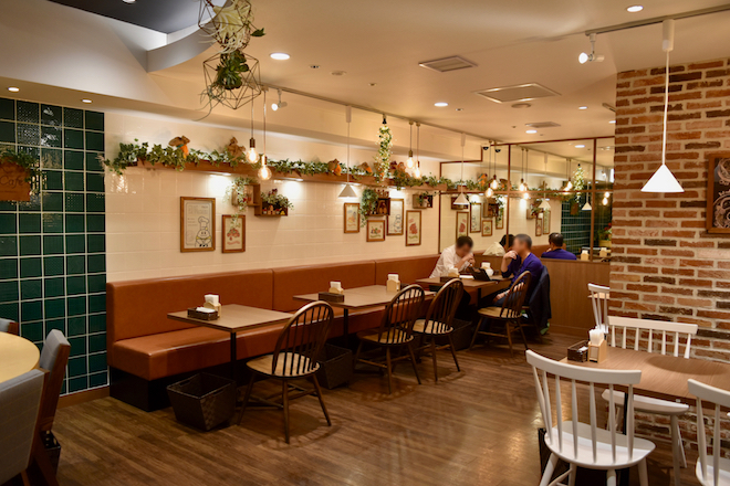 福岡市博多区のキャナルシティ博多にある「カービィカフェ博多」。第2章は2019年11月14日(木)から2020年2月24日(月)まで開催。店内一番奥のテーブル席の様子です。