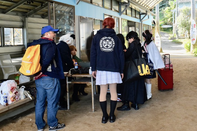 2019年11月16日(土)に福岡市西区の能古島キャンプ村・海水浴場でサブカルチャー複合イベント「のこのしまオタフェスト」が開催されました。受付の様子