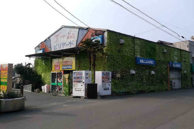 福岡市のゲームセンター「ゲームランド グリーン」は JR竹下駅から徒歩6分ほどのところにあるゲームセンターです。建物が緑の葉のようなもので覆われているのが特徴です。