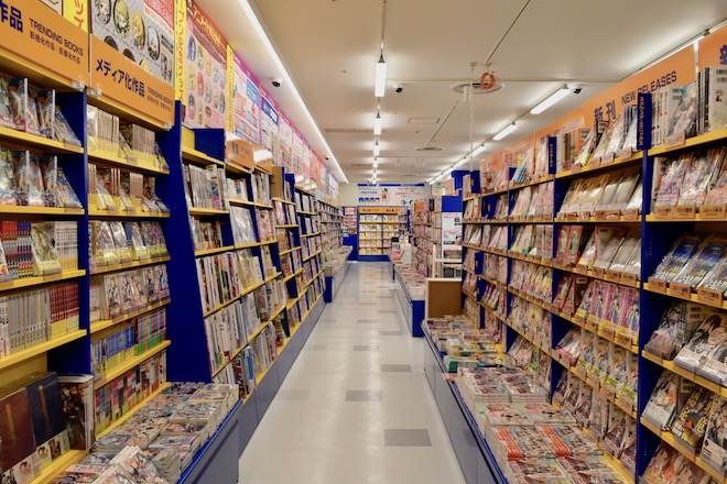 アニメイト福岡パルコのコミックコーナー。通路が広い