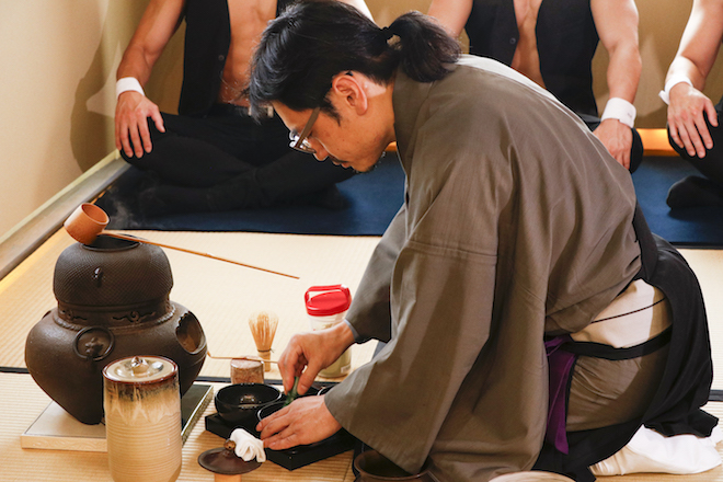 2020年8月9日(土)に東京都文京区にある、四畳半のお茶室・游鹿庵(ゆうろくあん)で「筋肉茶会 〜マッチョとまっちゃ〜」が開催されました。