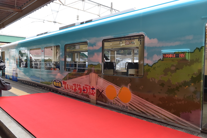 2020年12月19日(土)〜2021年5月中旬(予定)までの期間、熊本県・肥薩おれんじ鉄道の八代〜佐敷駅間でアニメ『放課後ていぼう日誌』のラッピング列車が運行されることになりました。