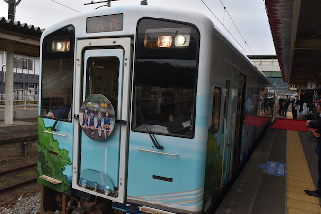 2020年12月19日(土)〜2021年5月中旬(予定)までの期間、熊本県・肥薩おれんじ鉄道の八代〜佐敷駅間でアニメ『放課後ていぼう日誌』のラッピング列車が運行されることになりました。