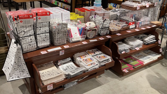 福岡市の六本松 蔦屋書店 2Fにあるセレクトショップ「吉嗣商店」でポップアップストア「ASOKO de クレヨンしんちゃん」が開催