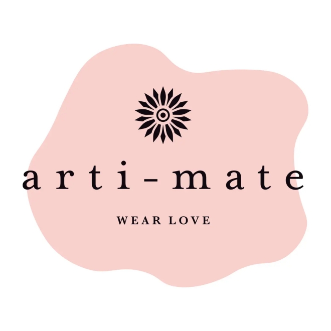 arti-mate(アルティメイト)はarma bianca(アルマビアンカ)×アニメイトの共同ブランド。「究極愛」の花言葉を持つ黄色のガーベラをブランドシンボルに掲げ、推しへの愛を身に纏う「WEAR LOVE」の理念を持ったアパレルブランド。作品やキャラクターへの「究極愛」を表現できるようなアパレルや雑貨を展開。