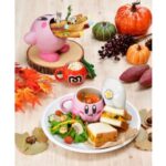 2023年9月28日(木)～11月5日(日)の期間に、福岡市のカービィカフェ HAKATAで秋の味覚を楽しめる「まんぷく！秋の彩りプレート ～サーモンクリームパスタ＆かぼちゃサラダサンド～」と「カービィのほくほくっ♪さつまいもスティック」が提供されます