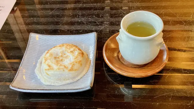 (左から) 梅ヶ枝餅と煎茶